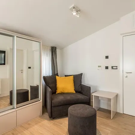 2nightstudios Pensión 4*